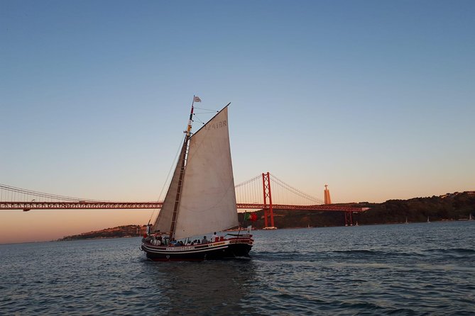 2-Hour Lisbon Traditional Boats Sunset Cruise with White Wine - Chasing the sunset: where your best views come from