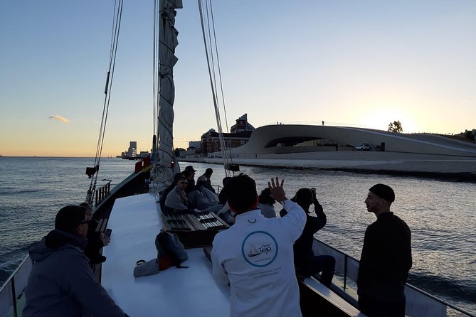 2-Hour Lisbon Traditional Boats Sunset Cruise with White Wine - São Jorge Castle from the Tagus: big walls, real perspective