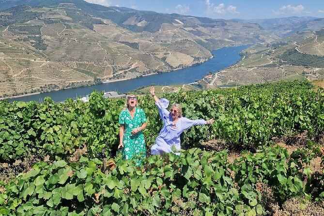 Douro Valley-Expert Guide-Boat-Lunch-Tastings-Offer wine bottle - Pinhão lunch: typical Northern Portuguese food with unlimited Douro DOC