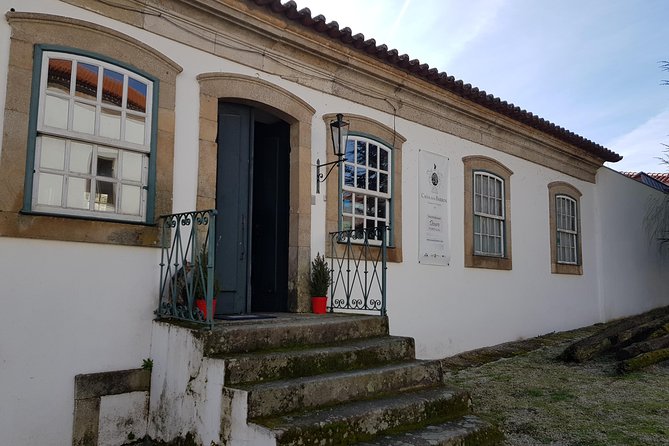Douro Valley Wine Tour: 3 Vineyard Visits, Wine Tastings, Lunch - Pinhão viewpoint vibes: the break before lunch