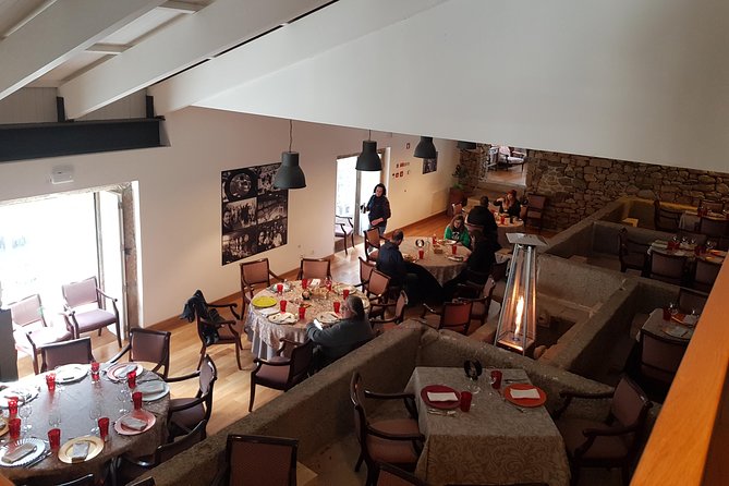 Douro Valley Wine Tour: 3 Vineyard Visits, Wine Tastings, Lunch - Guides, pacing, and group size: what affects your day most