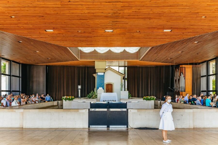 From Lisbon: Fatima Batalha Nazaré & Óbidos Small-Group Tour - Fátima Sanctuary: Walking Quietly Through the Chapel of Apparitions