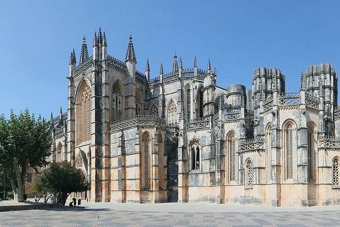 From Lisbon: Fátima, Nazaré, Batalha, and Óbidos Guided Tour - Nazaré for the giants: waves, sea views, and the lunch trade-off