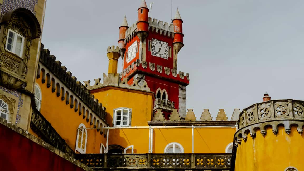 Lisboa: Sintra, Pena, Regaleira, Roca Coast, & Cascais Tour - The coast run: Cabo da Roca and Guincho Beach for Atlantic drama