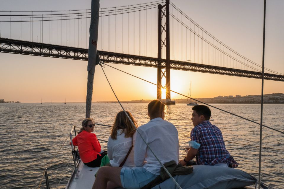 Lisbon: Daytime/Sunset/Night City Sailboat Tour with Drink - Almada and Christ the King: crossing the view without crossing the city