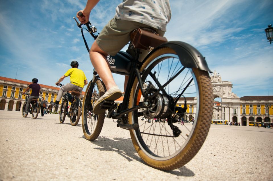 Lisbon: Hills, Alfama, and Mouraria Tour by Electric Bike - Graça Historic District to Miradouro da Senhora do Monte: the climb pays you back