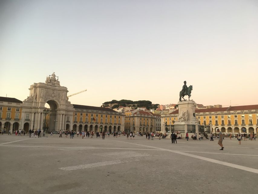 Lisbon: Hills, Alfama, and Mouraria Tour by Electric Bike - How the guide style shapes the whole tour