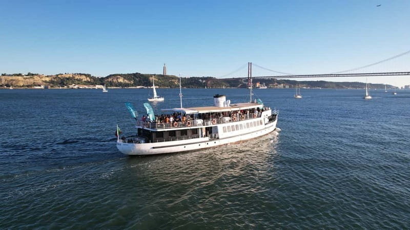 Lisbon: Sunset Boat Tour with Music and Drinks - Key things to know before you go