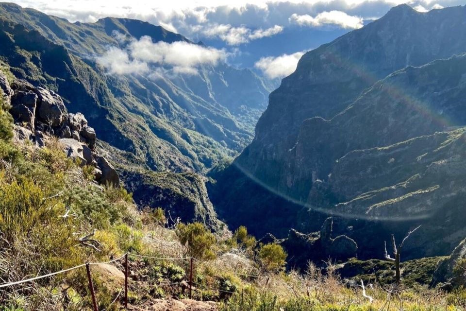 Pico Do Arieiro Pico Ruivo Sunrise or Morning Hike Transfers - Pico do Arieiro to Pico Ruivo: Clouds, Tunnels, and the Stairway to Heaven
