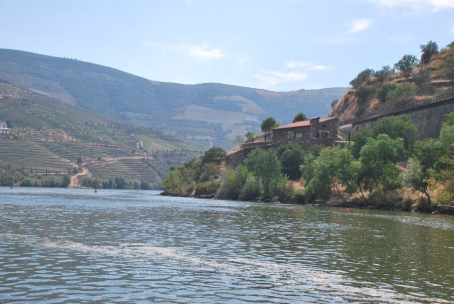 Pinhão: 2-Hour Rabelo Boat Tour with Audio Guide - The route in plain English: from Ponte do Pinhão to the Tua area