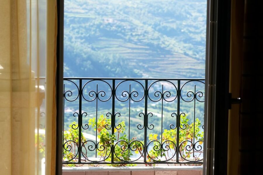 Porto: Douro Valley Tour with Wine Tasting, Cruise and Lunch - Sabrosa Photo Stop: A Quick Stretch Between Wine and Home