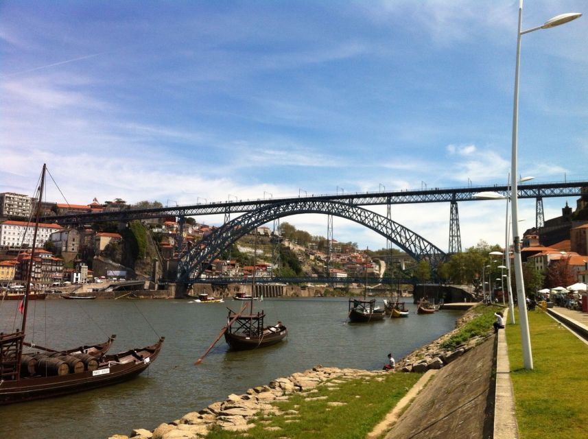 Porto: Historic City Center Walking Tour - Walking beside the Douro: Pena Ventosa and Vitória Hill